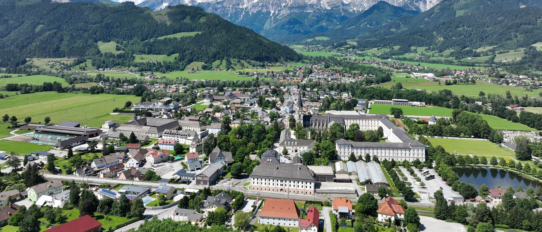 Admont von Süden, dahinter das Gesäuse