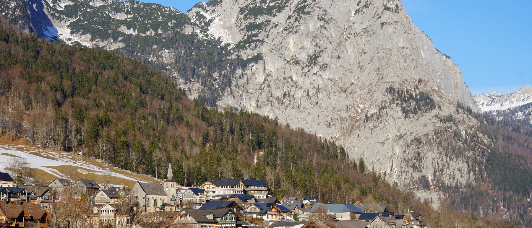 Ortskern von Grundlsee mit dem Backenstein