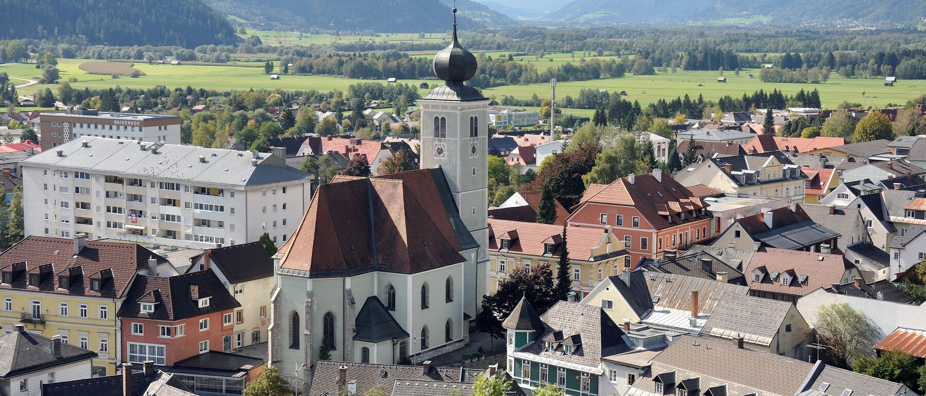 Liezen mit der Pfarrkirche St. Veit, im Hintergrund das Ennstal
