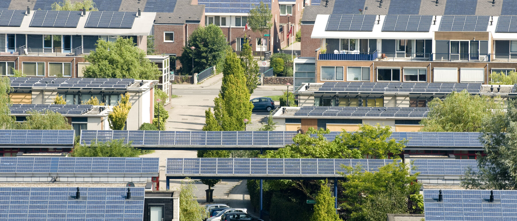 Wohnhäuser mit Photovoltaikanlagen auf allen Dächern